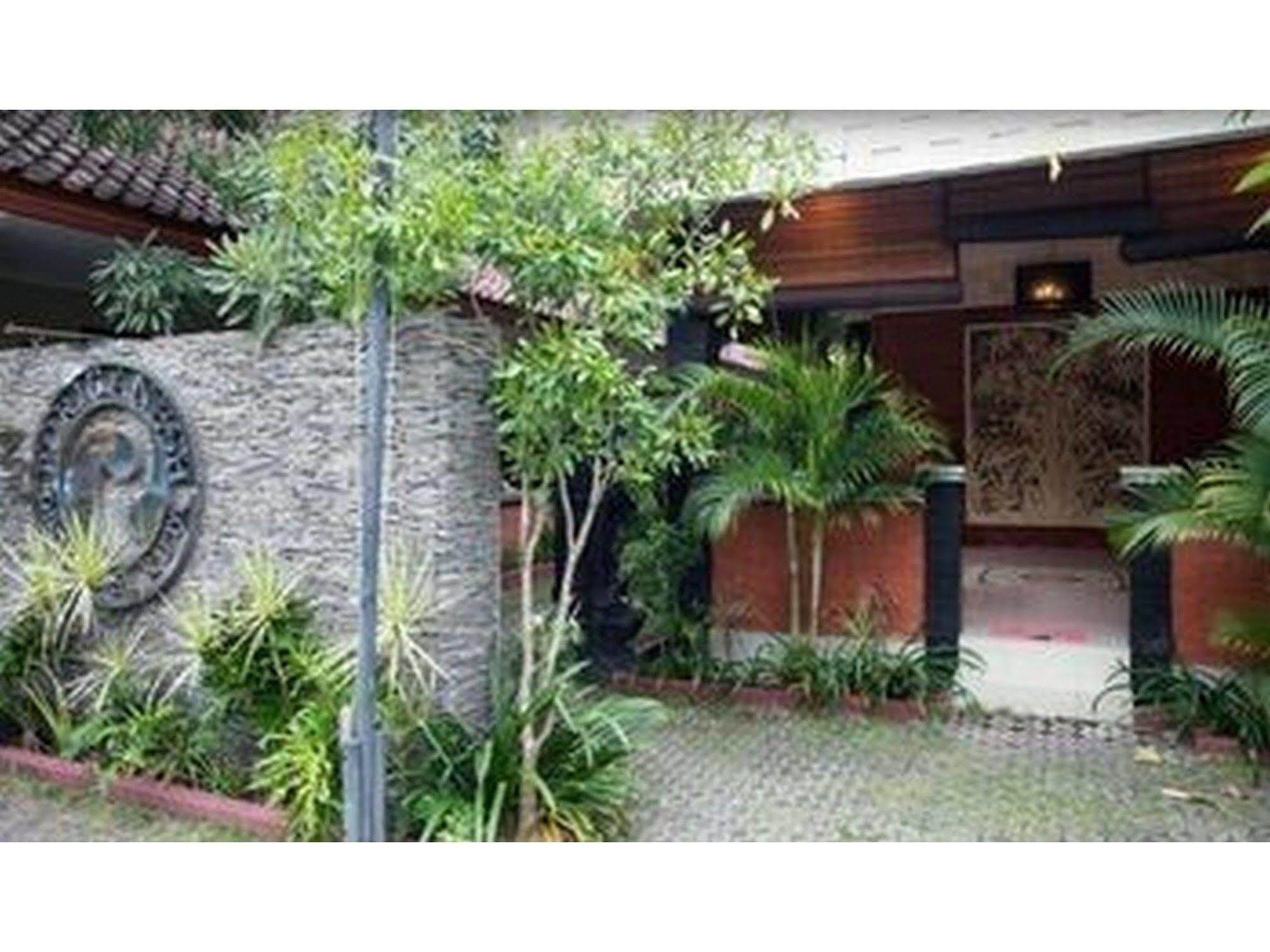 Puri Ganesh Hotel Legian Buitenkant foto